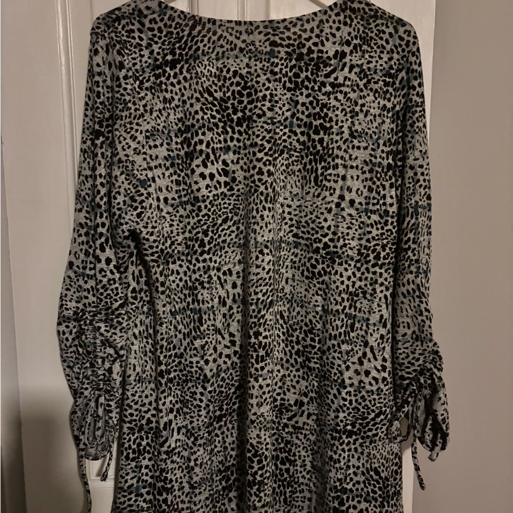 Zac & Rachel Womens top. Size: L. Gently used. In very good condition.